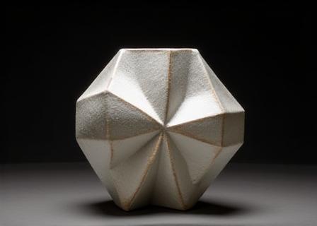 現代的な幾何学模様が特徴的な陶芸作品